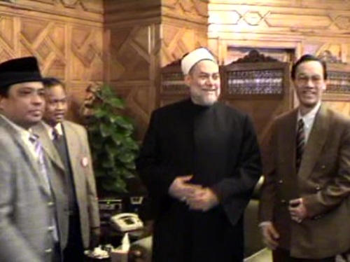 Diterima pula oleh Mufti Agung Mesir, Syekh DR. Ali Jumu'ah, beliau mengeluarkan Fatwa tentang Bank Konvensional itu Halal (2004)