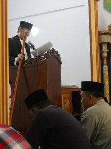 Prof. Hamka Haq, memegang tongkat, baca khotbah Idil Adhha di Pakuniran Probolinggi 15-10-'13